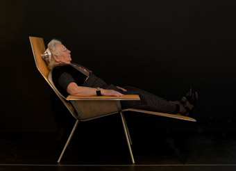 Hendrikje Koelewijn in de Leather Lounge Chair 2004 door Maarten van Severen